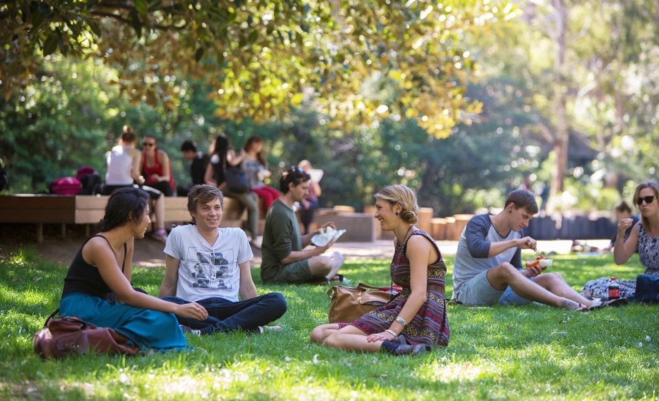 Sinh viên dễ bị rơi vào trạng thái “sốc văn hóa” khi du học