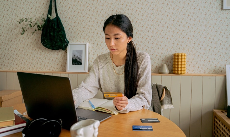 Sinh viên nên mở tài khoản online để việc nhận hay chuyển tiền Việt Nam sang Úc nhanh chóng hơn