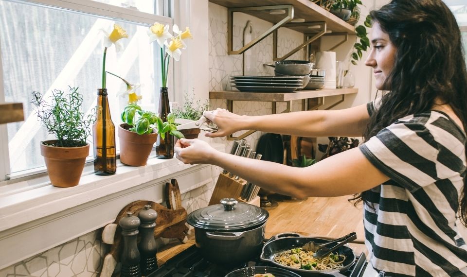 Kinh nghiệm tiết kiệm chi phí sinh hoạt ở Úc là tự nấu ăn.