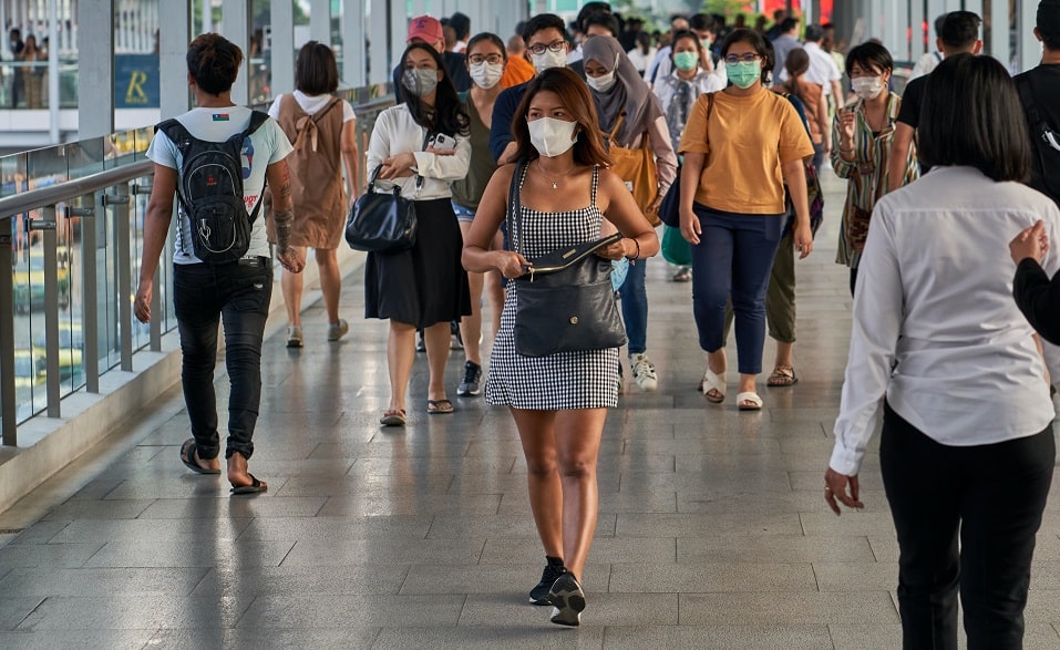 Du học sinh phải đeo khẩu trang suốt chuyến bay du học Úc hậu Covid