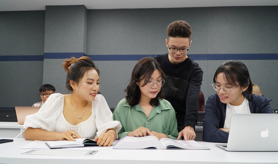 Phạm Tấn Toàn cùng các bạn học tập tại chương trình Global Pathways Phạm Tấn Toàn cùng các bạn học tập tại chương trình Global Pathways