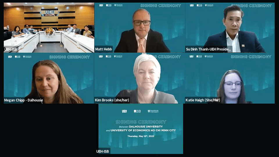 Buổi lễ có sự tham gia của các đại diện đến từ Đại học Kinh tế TP. Hồ Chí Minh, Đại học Dalhousie và Tổng Lãnh sự quán Canada tại Việt Nam