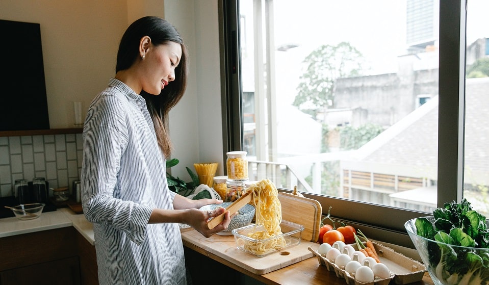 Tự nấu ăn cũng là cách tiết kiệm chi phí cho du học sinh Du học sinh cần lên kế hoạch sắp xếp chi tiêu trong tháng hoặc tuần