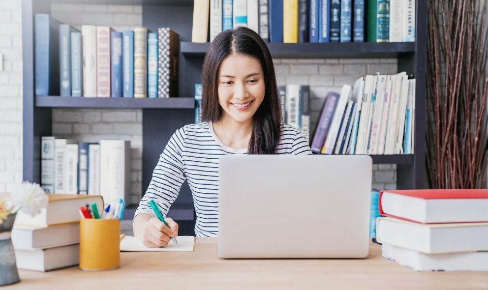 Sinh viên cần điền chính xác đơn đăng ký trong hồ sơ xin học bổng du học Úc.