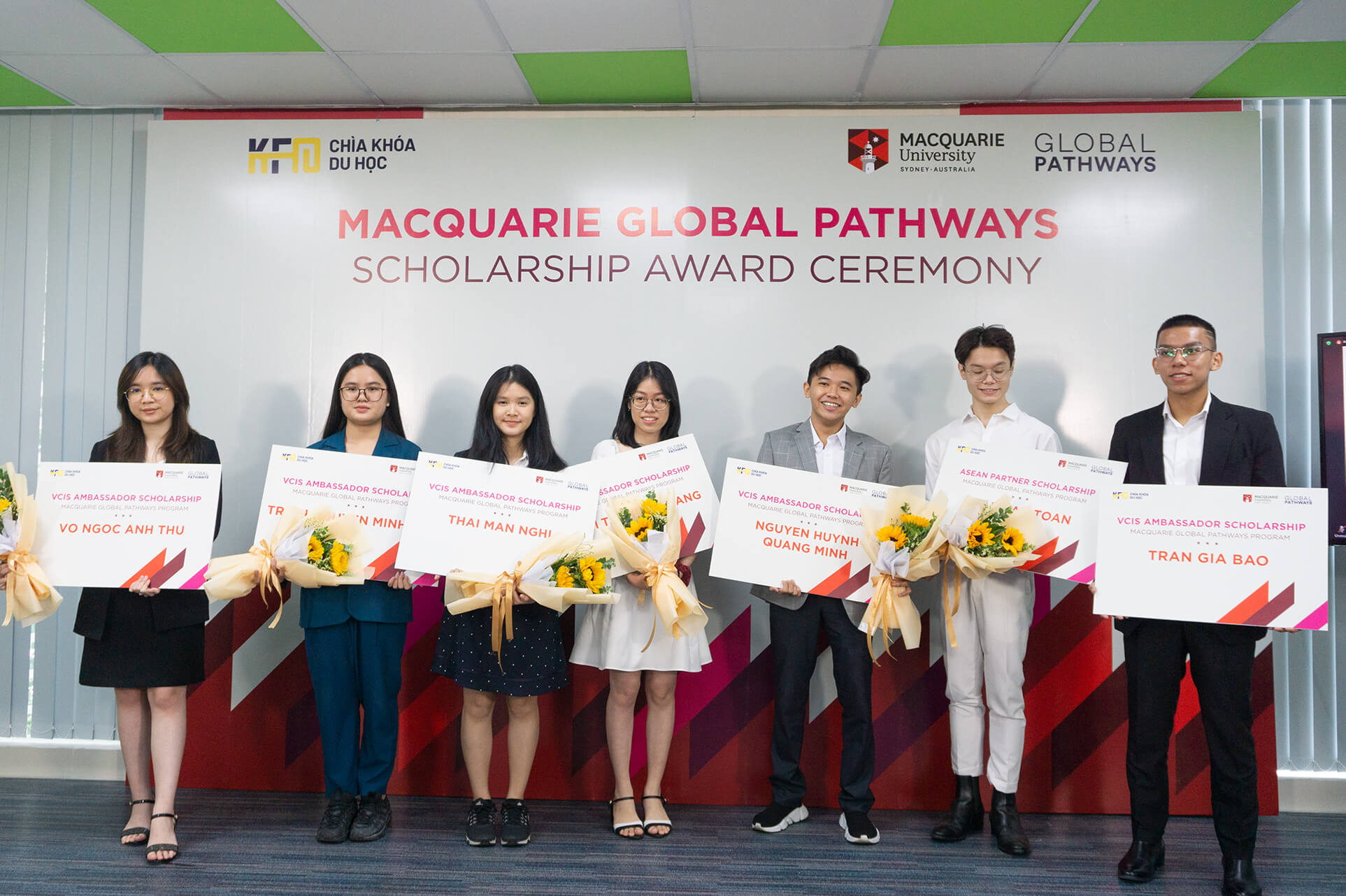 7 bạn sinh viên sẽ chuyển tiếp đến Đại học Macquarie trong tháng 7 này.