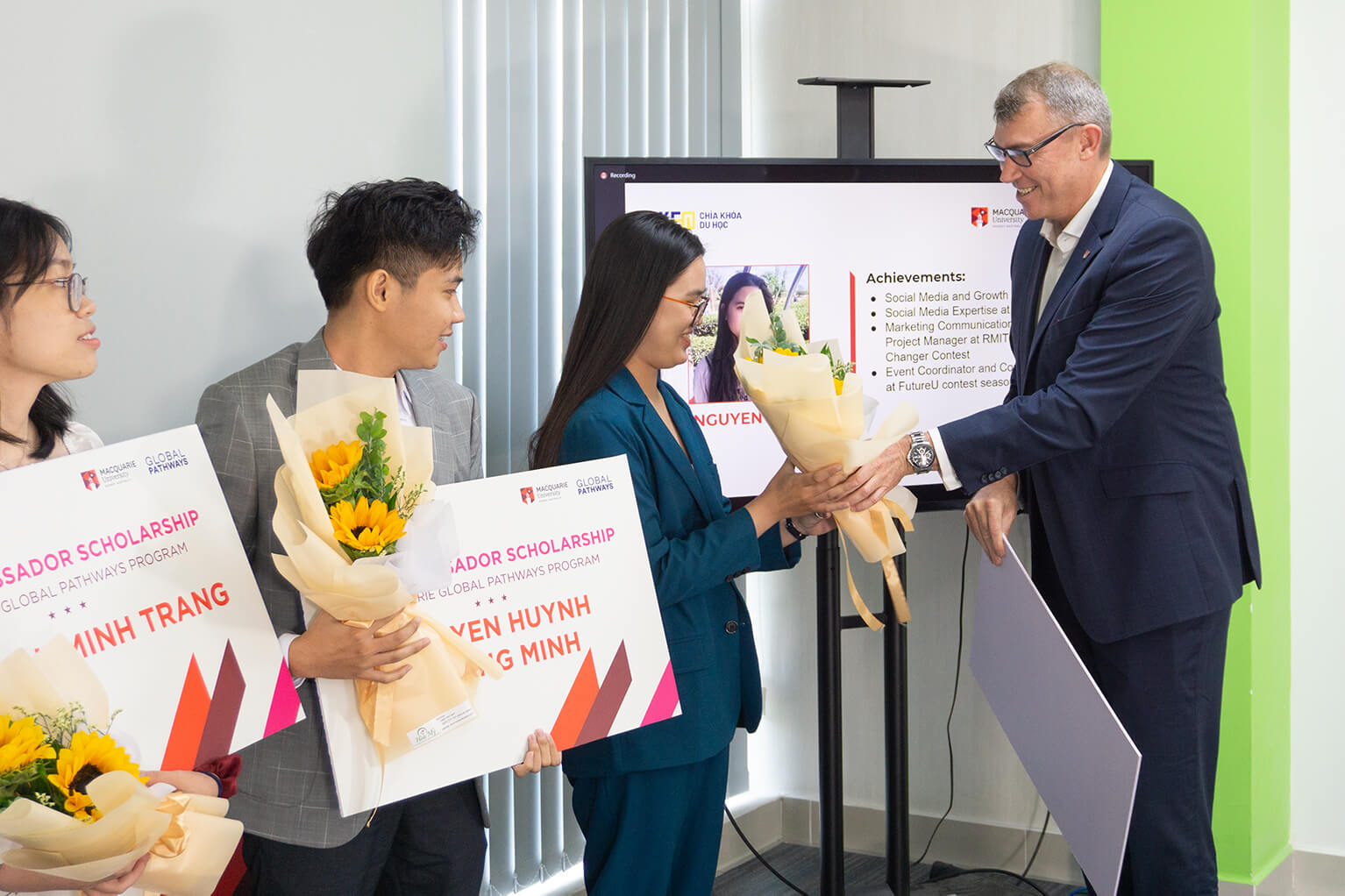 Ông Matthew Monkhouse trao học bổng cho sinh viên Macquarie Global Pathways.