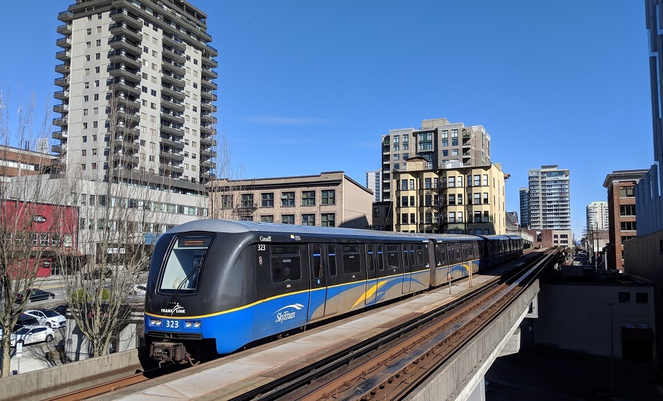 Sinh viên có thể chọn các phương tiện công cộng để tiết kiệm chi phí đi lại Sinh viên có thể chọn các phương tiện công cộng để tiết kiệm chi phí đi lại