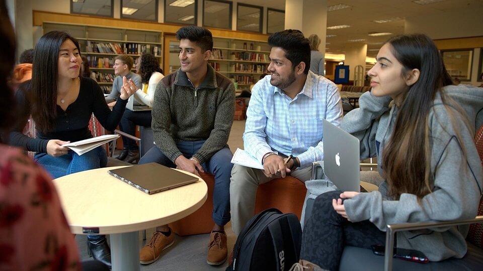 Sinh viên nhận sự hỗ trợ tận tình từ giảng viên hoặc người hướng dẫn Sinh viên nhận sự hỗ trợ tận tình từ giảng viên hoặc người hướng dẫn