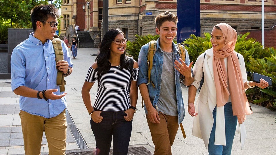 Sinh viên quan tâm nhiều đến học phí trường South Australia Sinh viên Đại học South Australia tại khuôn viên trường