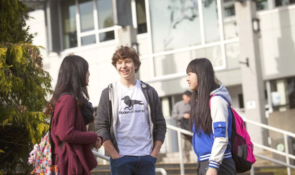 Nhiều phụ huynh cân nhắc có nên cho con du học Canada bậc trung học.