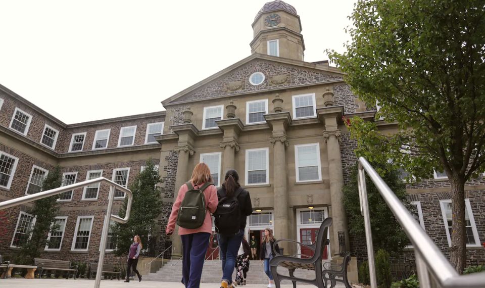 Giáo dục đại học ở Canada có chất lượng xuất sắc được công nhận trên thế giới.