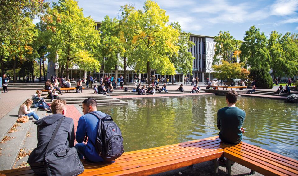 Đại học Victoria Đại học Victoria tạo điều kiện để sinh viên tự do khám phá và phát triển bản thân.