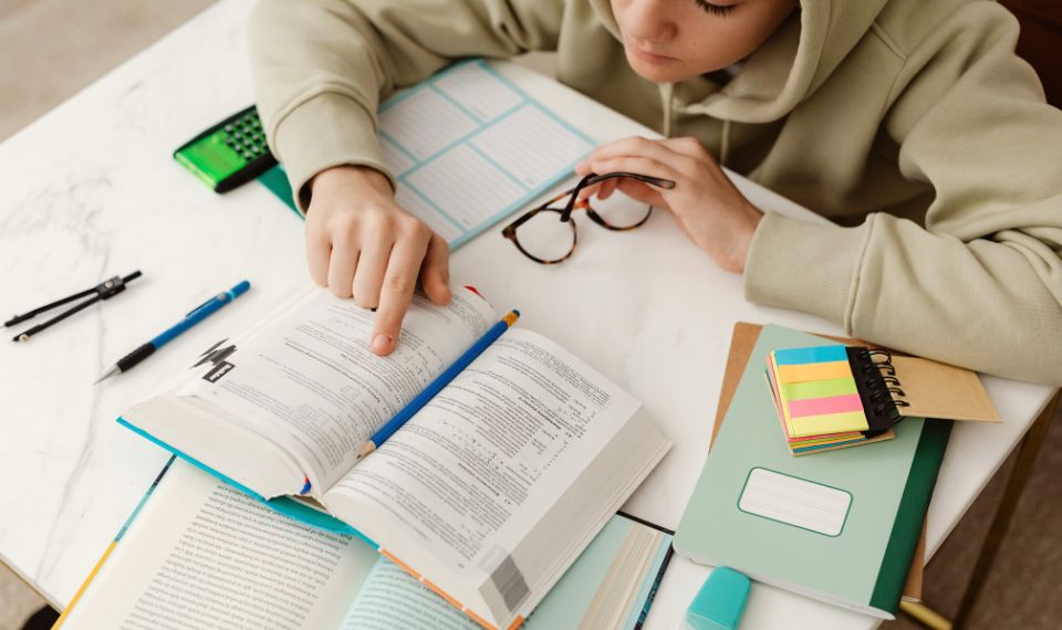 Du học Canada lớp 10 giúp các em học sinh rèn luyện tiếng Anh tốt hơn.