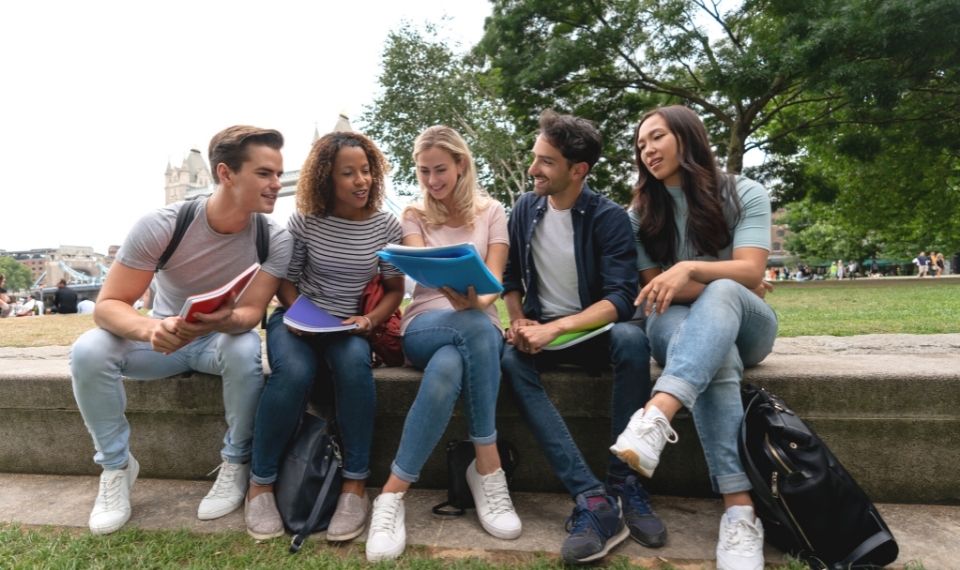 Tiếng Anh cho môi trường du học đại học là cần thiết cho du học sinh. Tiếng Anh cho môi trường du học đại học là cần thiết cho du học sinh.