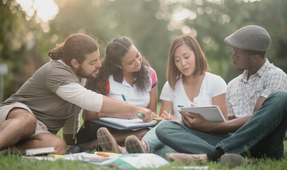 Giấy tờ đầu tiên trong hồ sơ du học Canada là thư mời nhập học của trường. hồ sơ du học Canada