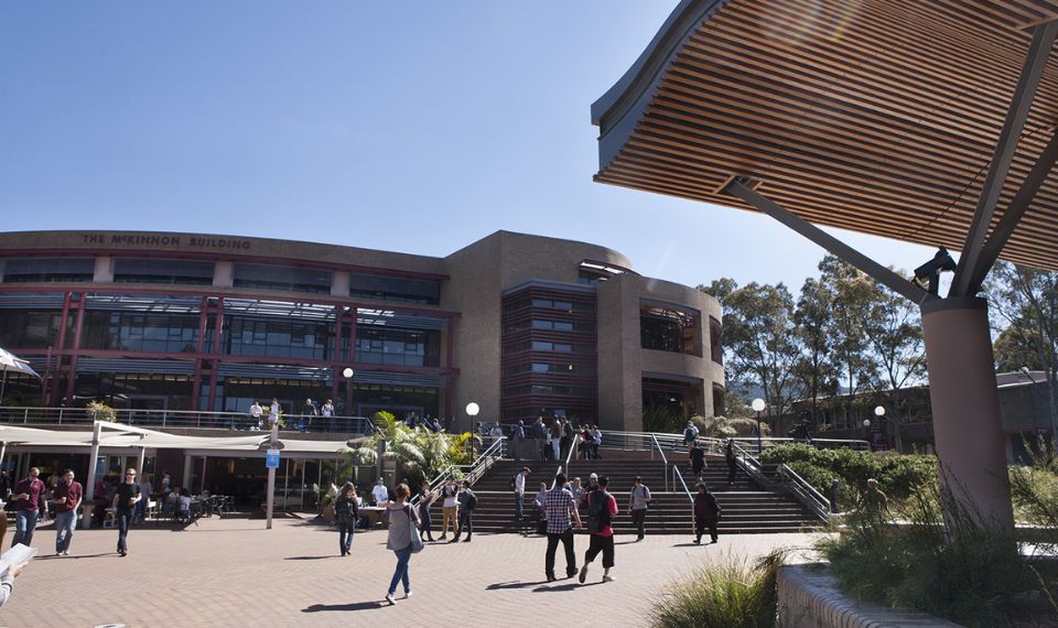 Học phí Đại học Wollongong có đắt không? Câu trả lời là không quá đắt.