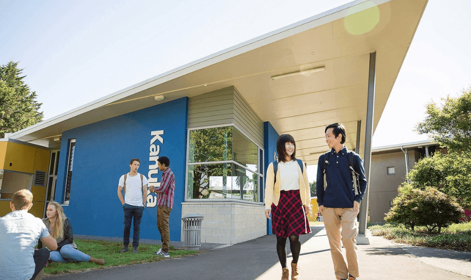 Du học sinh cần chứng minh đủ điều kiện sức khỏe và điều kiện tài chính khi xin visa du học New Zealand.