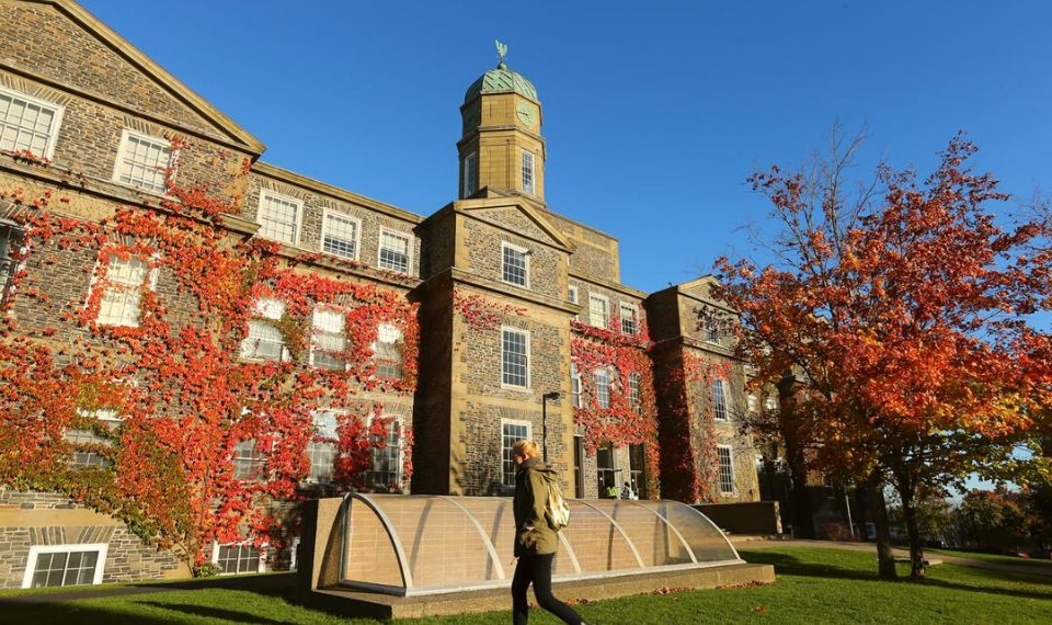 Đại học Dalhousie có lịch sử lâu đời hơn 204 năm.