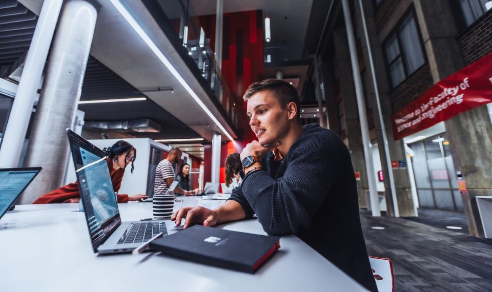 Sinh viên Đại học Macquarie được tiếp cận với các nhà tuyển dụng hàng đầu ở Macquarie Innnovation District.