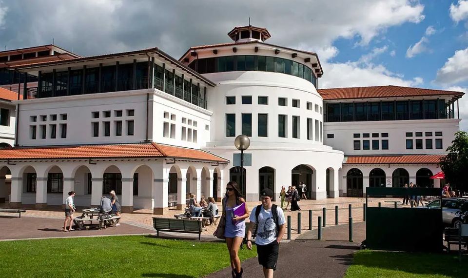 Sau khi tốt nghiệp, sinh viên quốc tế có thể xin thị thực để ở lại New Zealand làm việc.