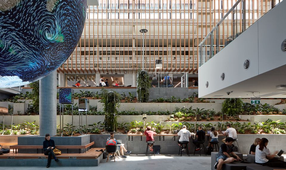 Cơ sở vật chất hiện đại và ứng dụng công nghệ cao trong đào tạo.