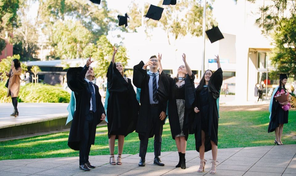 Các bạn trẻ có thể săn học bổng du học toàn phần 2023 tại Úc từ chính phủ, trường đại học và các tổ chức.