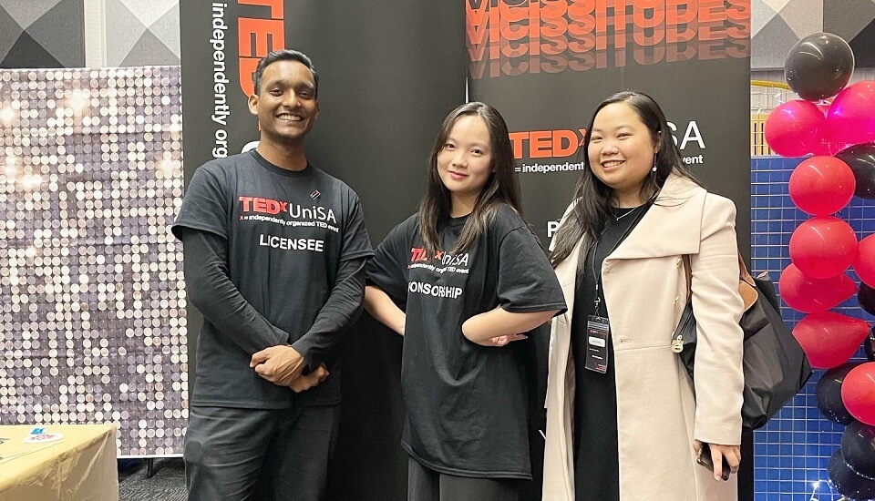 Bạn Linh Trương (ở giữa) là sinh viên năm 4; chuyên ngành Tài chính Doanh nghiệp Đại học Adelaide