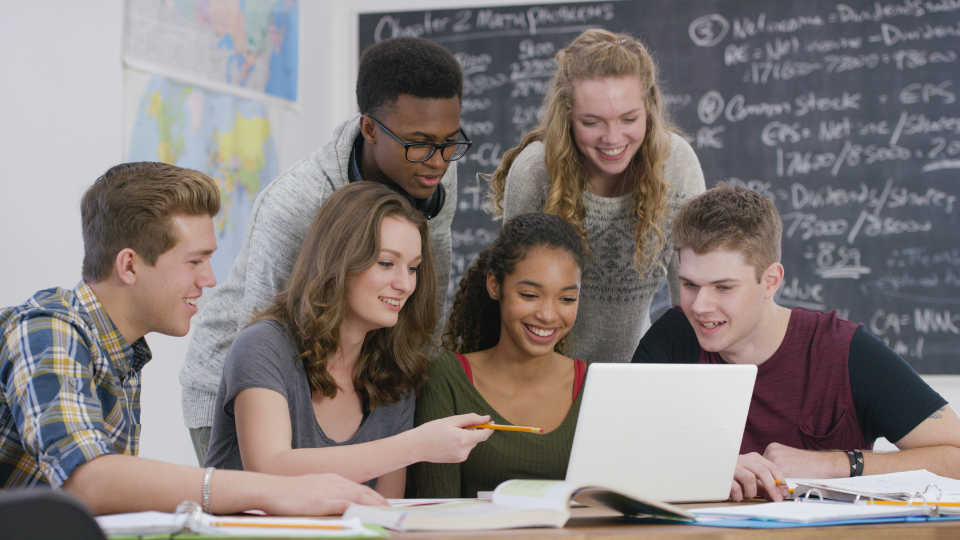 Kết bạn và làm việc nhóm khi đi du học