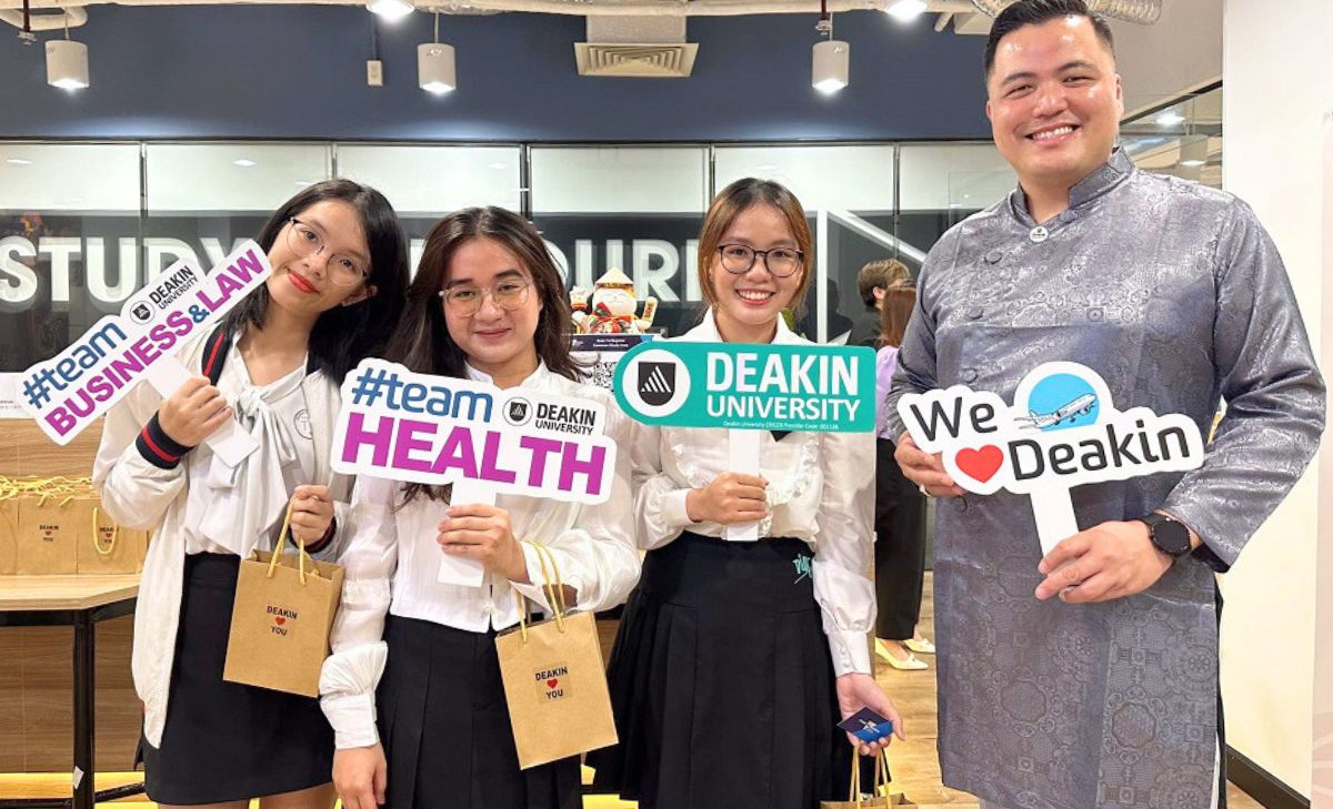 Khánh Nguyên và Khánh Hà (ở giữa) hiện là sinh viên Deakin Global Pathways Khánh Nguyên và Khánh Hà (ở giữa) hiện là sinh viên Deakin Global Pathways