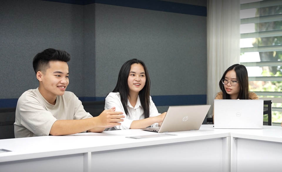 Nguyễn Tường Vũ (góc trái) hiện đang là sinh viên năm nhất Global Pathways Nguyễn Tường Vũ (góc trái) hiện đang là sinh viên năm nhất Global Pathways