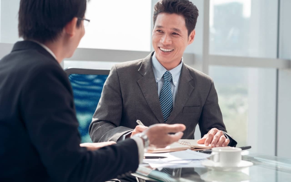 hai người đàn ông đang bàn công việc