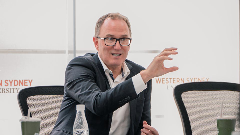 Thầy Jason Matangi đang phát biểu