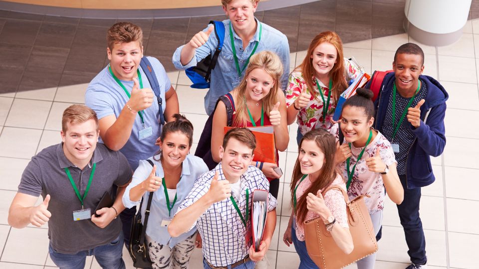 Du học sinh Úc tập trung chụp hình