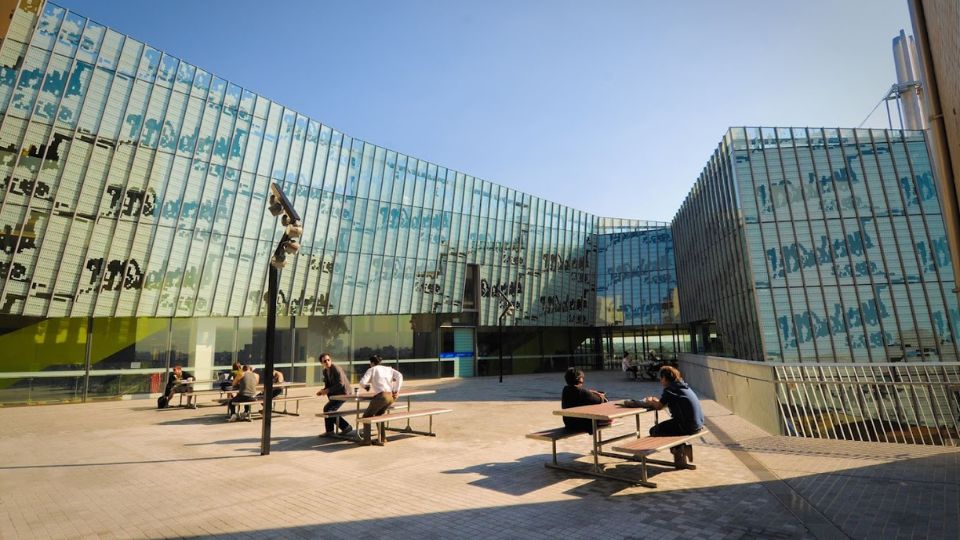 sinh viên tại khuôn viên trường Đai học Victoria, Úc