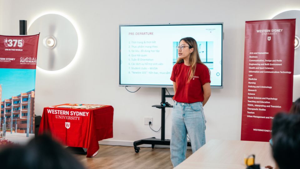 Chị Jenna Nguyễn - Trợ lý Văn phòng Phó Hiệu trưởng, Western Sydney University Chị Jenna Nguyễn - Trợ lý Văn phòng Phó Hiệu trưởng, chia sẻ tại Western Sydney Pre-Departure 2024