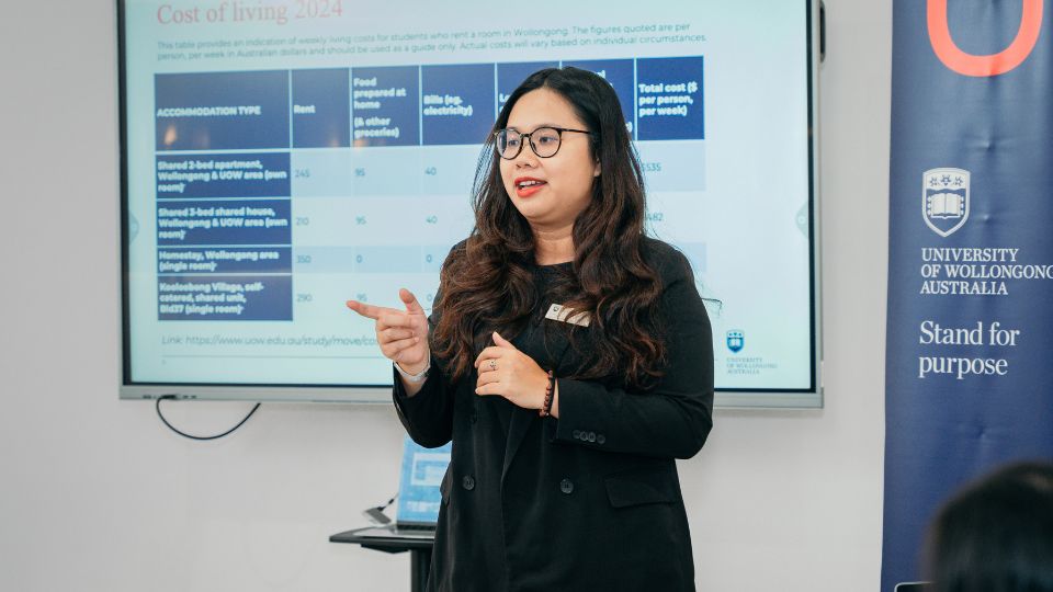 Chị Chi Lê - đại diện tuyển sinh Đại học Wollongong Chị Chi Lê chia sẻ tại Wollongong Pre-Departure 2024
