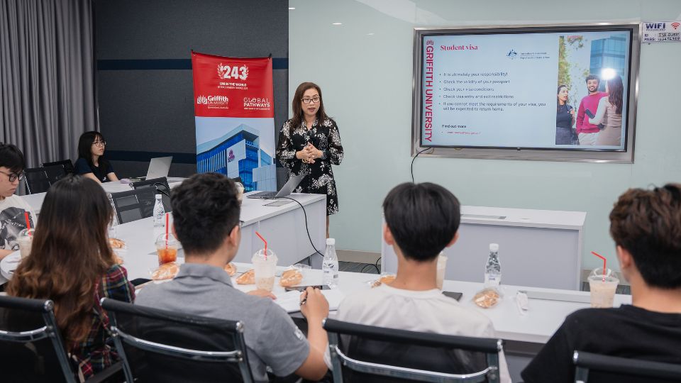 Chị Michelle Walker - Giám đốc tuyển sinh khu vực Đông Nam Á chia sẻ tại Griffith Pre-Departure 2024 Chị Michelle Walker - Giám đốc tuyển sinh khu vực Đông Nam Á chia sẻ tại Griffith Pre-Departure 2024