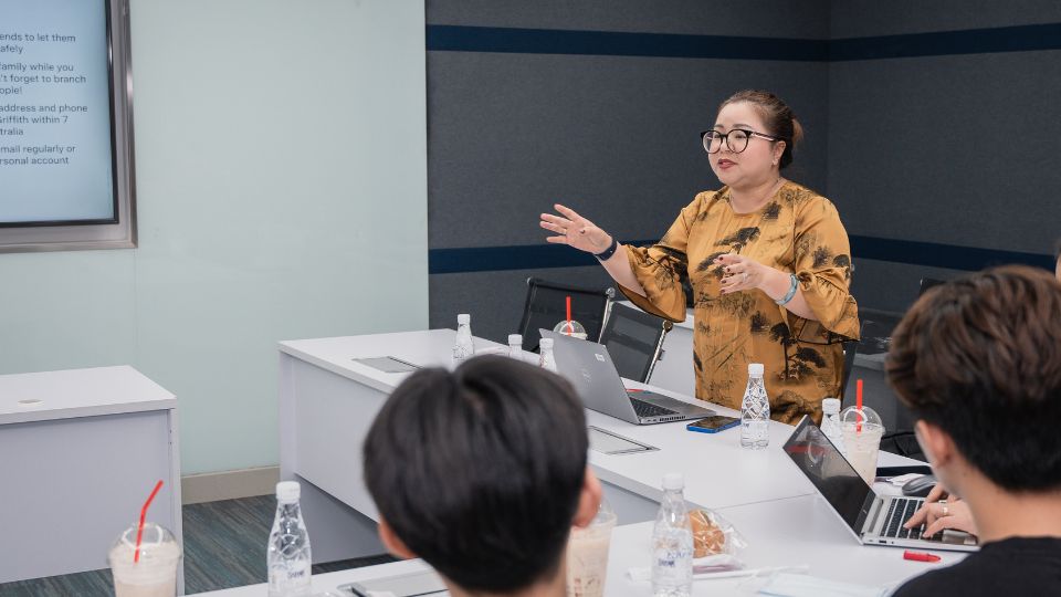 Chị Minh Phan - Đại diện tuyển sinh tại Việt Nam đã chia sẻ tại Griffith Pre-Departure 2024 Chị Minh Phan - Đại diện tuyển sinh tại Việt Nam đã chia sẻ tại Griffith Pre-Departure 2024