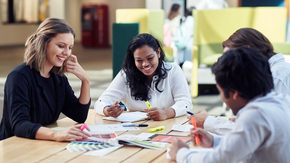 các bạn du học sinh Úc đang ngồi thảo luận bài tập tại khuôn viên trường