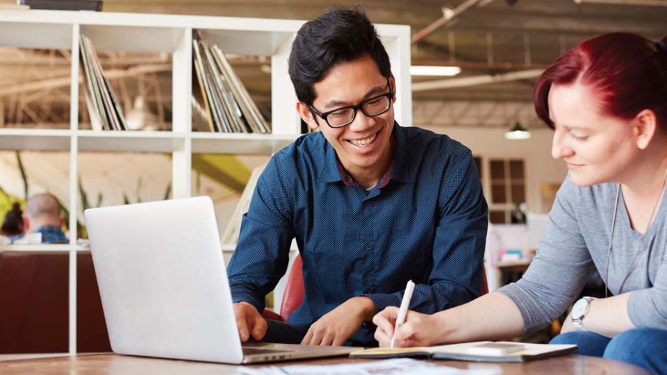 du học sinh Úc và giảng viên đang giải bài cùng nhau