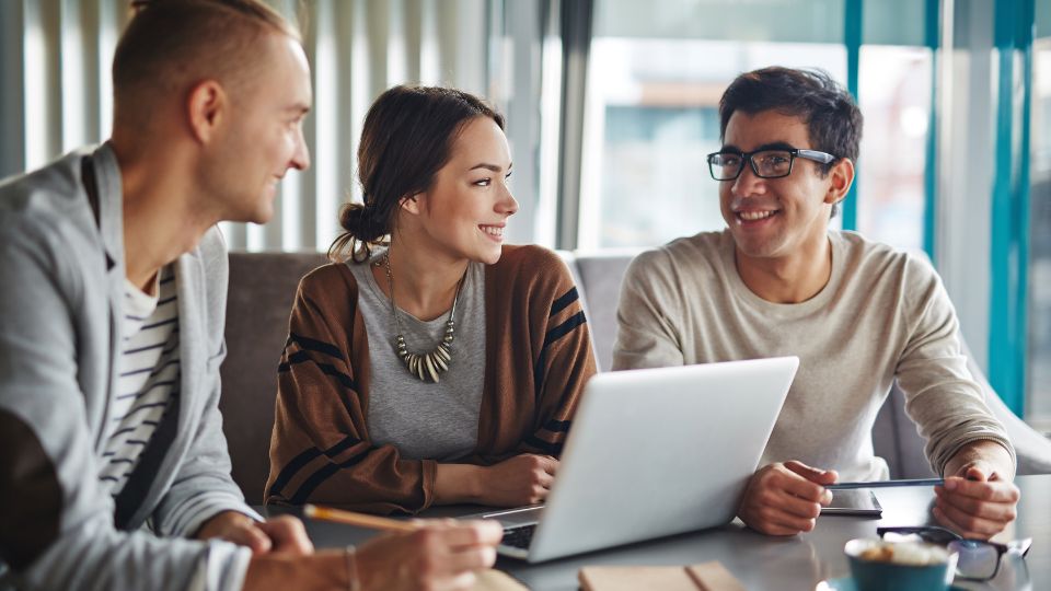 du học sinh Úc thảo luận và nhìn nhau cười