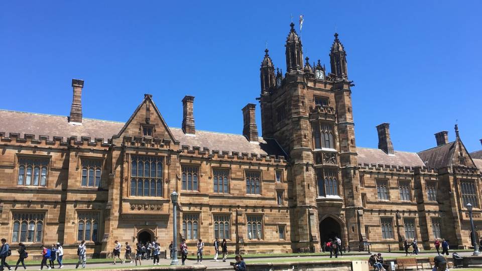 Đại học Sydney cổ kính cùng bầu trời xanh mát