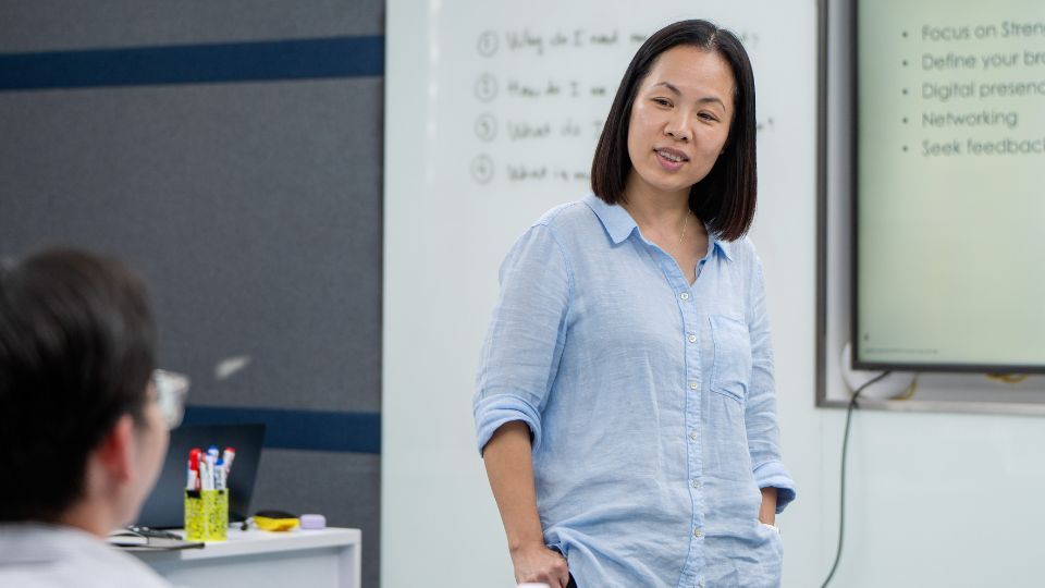 Chị Huyền Lê - Chuyên gia Chuyển đổi Kinh doanh và Tư vấn Chiến lược chia sẻ tại Workshop Chị Huyền Lê - Chuyên gia Chuyển đổi Kinh doanh và Tư vấn Chiến lược chia sẻ tại Workshop