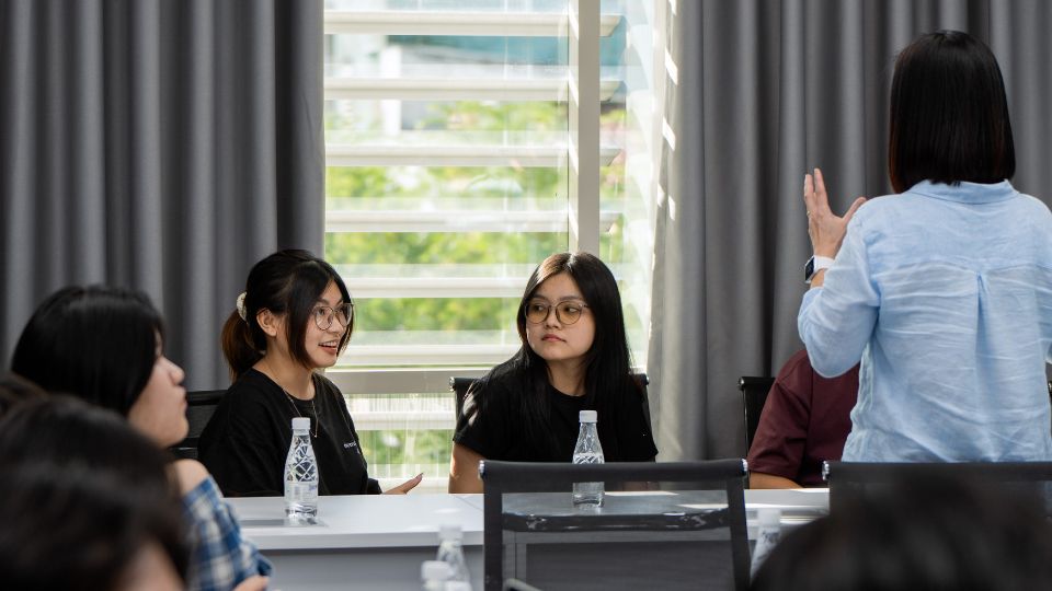 Sinh viên Global Pathways đặt câu hỏi tại workshop Sinh viên Global Pathways đặt câu hỏi tại workshop