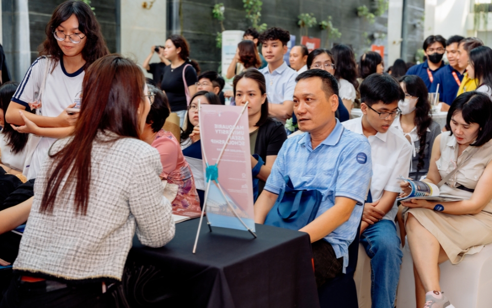 tư vấn với đại diện trường