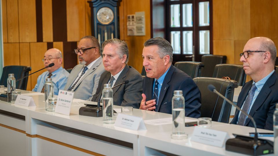 TS. Brian Sandoval - Hiệu trưởng Đại học Nevada, Reno chia sẻ