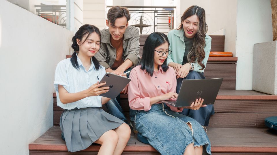 sinh viên học PTE để du học