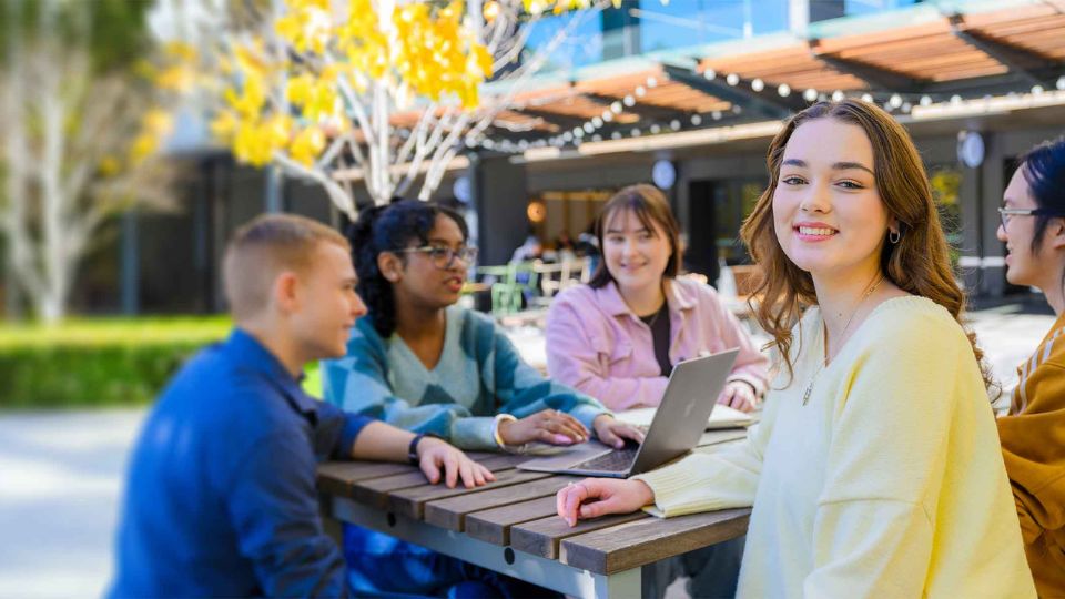 Các đại học Úc thường yêu cầu mức PTE 58+