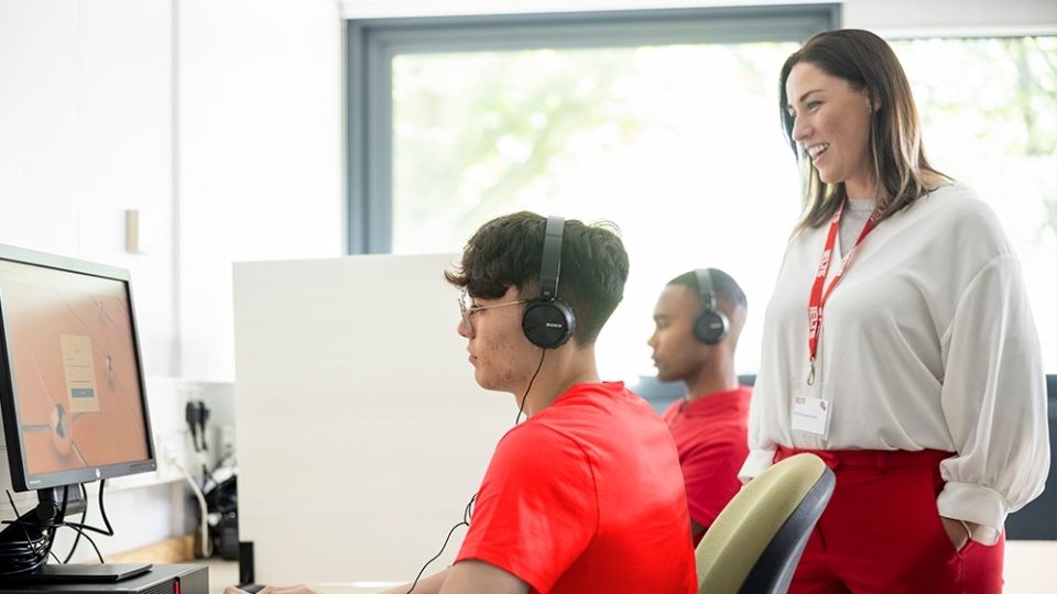 Học sinh thi IELTS