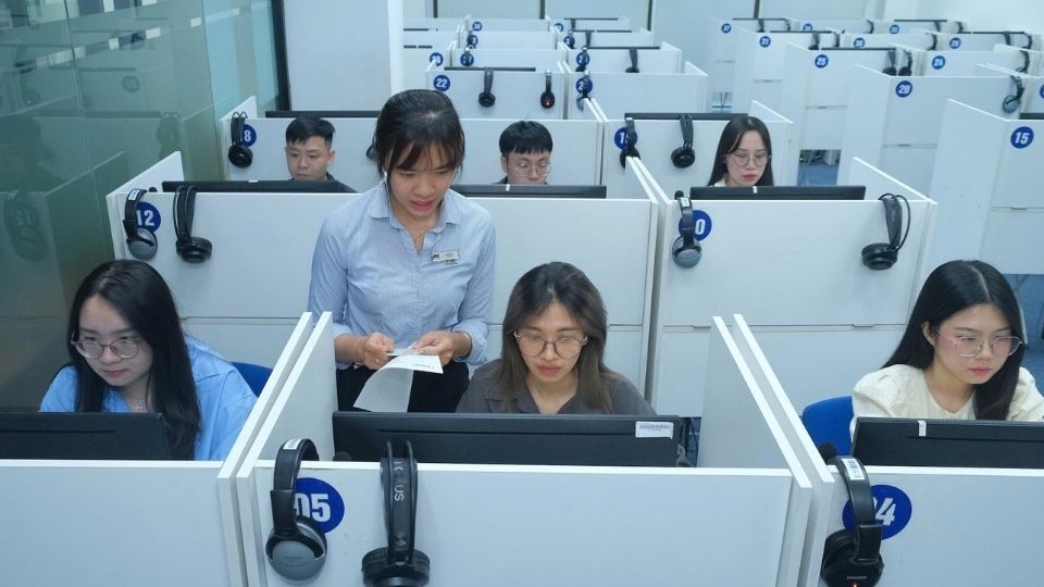 Học sinh thi TOEFL